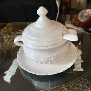 VINTAGE 3.5 Qt White Porcelain Soup Tureen with under-plate, ladle and lid. TR-1